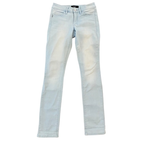 Casual// Light blue wash jean - Picture 1 of 2